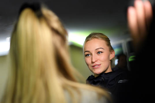Stine Bredal Oftedal blir intervjuad på en pressträff med