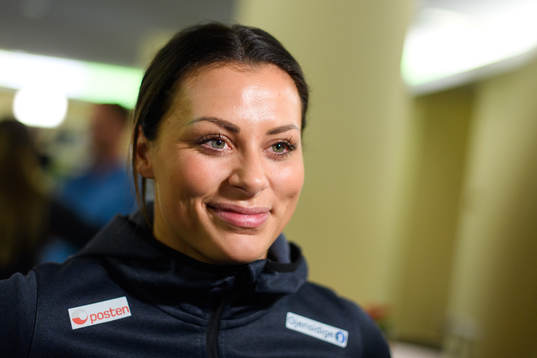 Nora Mørk blir intervjuad på en pressträff med det
