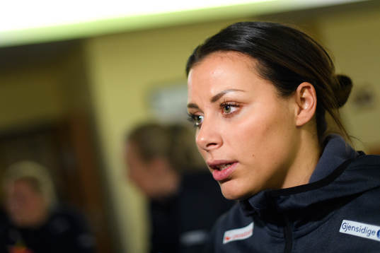 Nora Mørk blir intervjuad på en pressträff med det