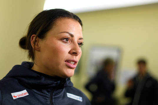 Nora Mørk blir intervjuad på en pressträff med det