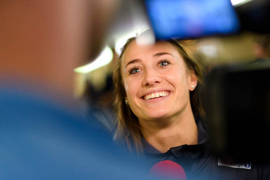 Camilla Herrem blir intervjuad på en pressträff med det