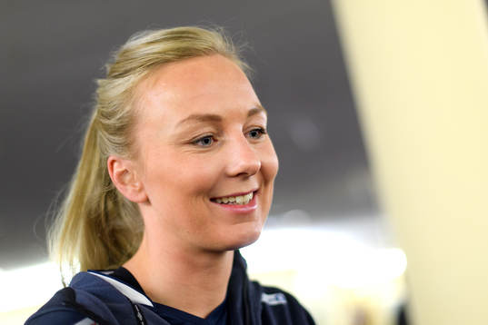 Emilie Christensen blir intervjuad på en pressträff med
