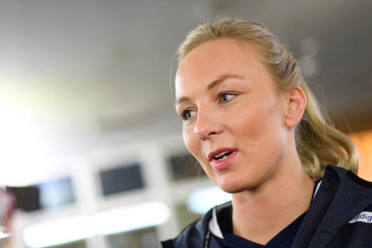 Emilie Christensen blir intervjuad på en pressträff med