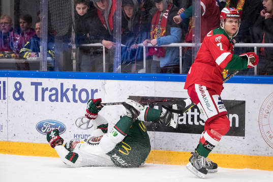 Moras Erlend Lesund tacklar Frölundas Ponthus Westerholm