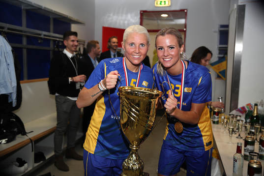 Sveriges Anna Wijk och Iza Rydfjäll jublar i