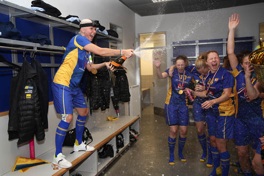 Sveriges Anna Wijk jublar och sprutar champagne i