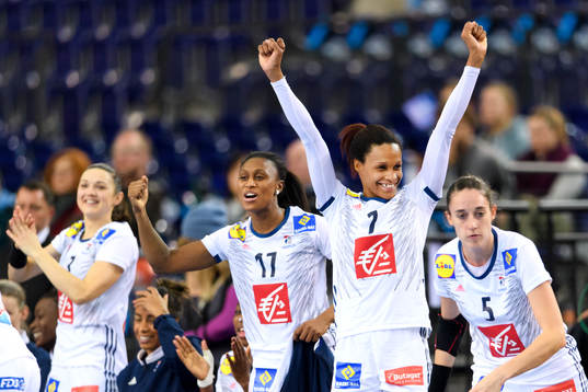Frankrikes Siraba Dembele och Allison Pineau jublar på