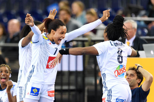 Frankrikes Allison Pineau jublar på bänken i