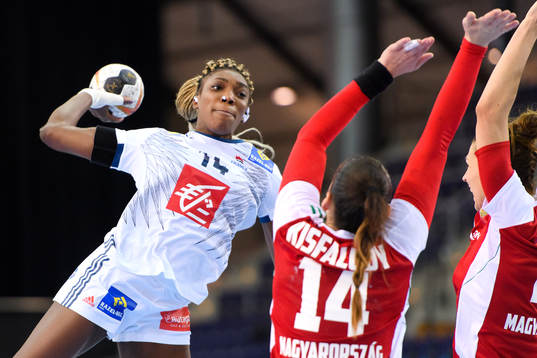 Frankrikes Kalidiatou Niakate i åttondelsfinalen mellan