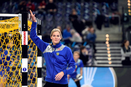 Sveriges målvakt Johanna Bundsen värmer upp