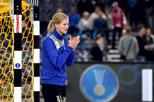 Sveriges målvakt Johanna Bundsen värmer upp