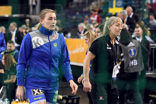 Sveriges Isabelle Gulldén och sjukgymnast Anna Hallqvist