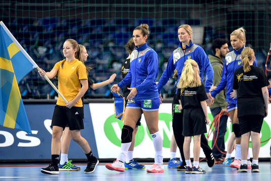 Sveriges Sabina Jacobsen, målvakt Johanna Bundsen och