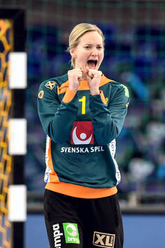 Sveriges målvakt Johanna Bundsen jublar