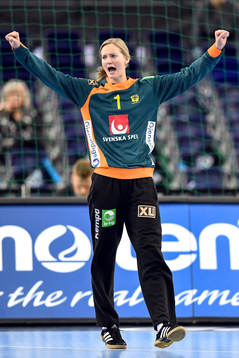 Sveriges målvakt Johanna Bundsen jublar