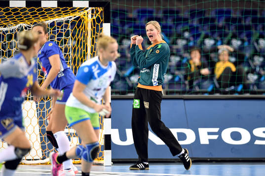 Sveriges målvakt Johanna Bundsen jublar