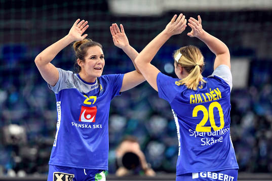 Sveriges Sabina Jacobsen och Isabelle Gulldén jublar