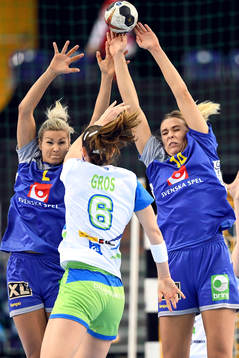 Sveriges Ulrika Toft Hansen och Johanna Westberg täcker