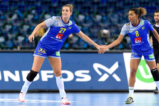 Sveriges Sabina Jacobsen och Jamina Roberts jublar i