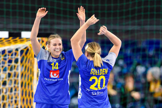Sveriges Johanna Westberg jublar med Isabelle Gulldén i