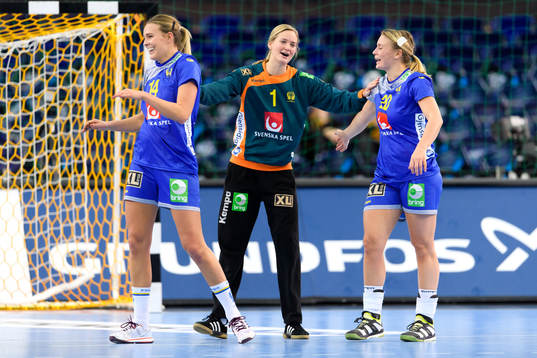 Sveriges Johanna Westberg, målvakt Johanna Bundsen och