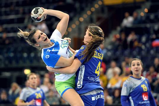 Sloveniens Neli Irman och Sveriges Olivia Mellegård