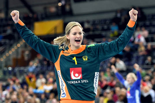 Sveriges målvakt Johanna Bundsen jublar