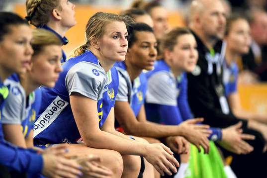 Sveriges Isabelle Gulldén på bänken med en ispåse på