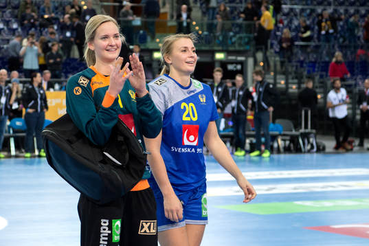 Sveriges målvakt Johanna Bundsen och Isabelle Gulldén