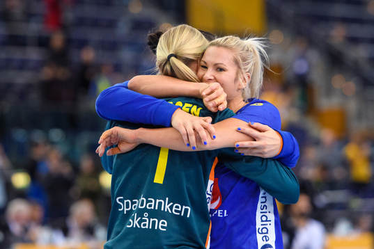 Sveriges Ulrika Toft Hansen jublar och kramar om målvakt
