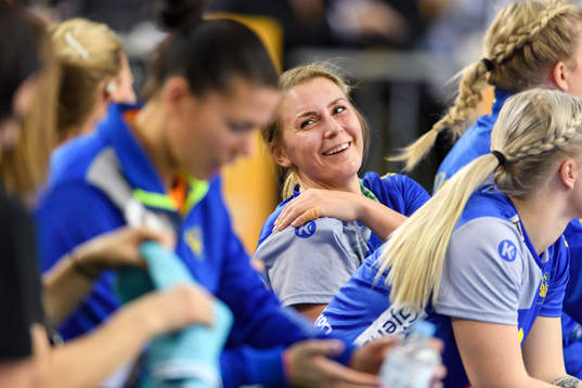 Sveriges Isabelle Gulldén på bänken med en ispåse på