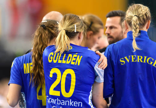 Sveriges Isabelle Gulldén med en ispåse på sin högra