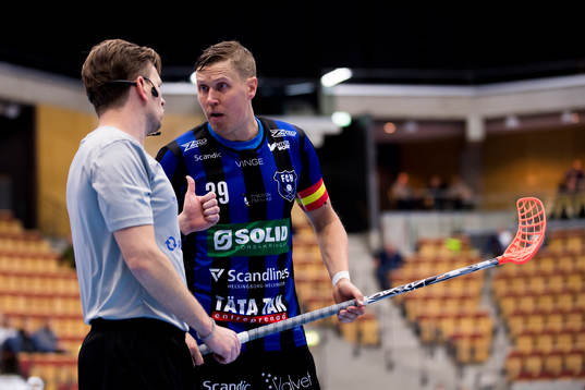 Helsingborgs Mika Kohonen i diskussion med domaren