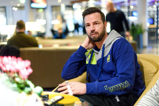 Förbundskapten Henrik Signell blir intervjuad på en
