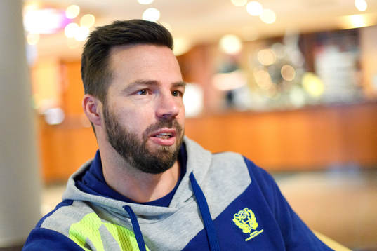 Förbundskapten Henrik Signell blir intervjuad på en
