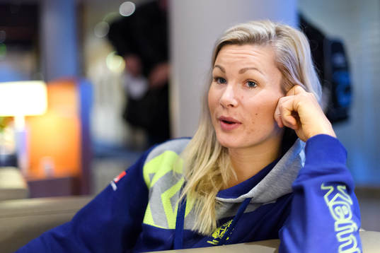 Ulrika Toft Hansen blir intervjuad på en pressträff med