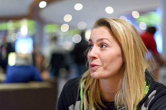 Isabelle Gulldén blir intervjuad på en pressträff med