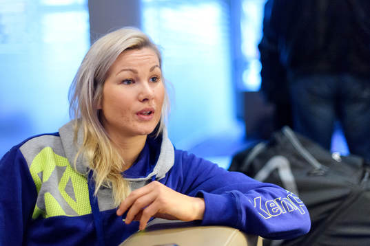 Ulrika Toft Hansen blir intervjuad på en pressträff med