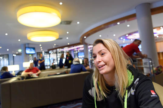 Isabelle Gulldén blir intervjuad på en pressträff med