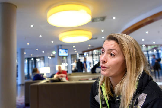 Isabelle Gulldén blir intervjuad på en pressträff med