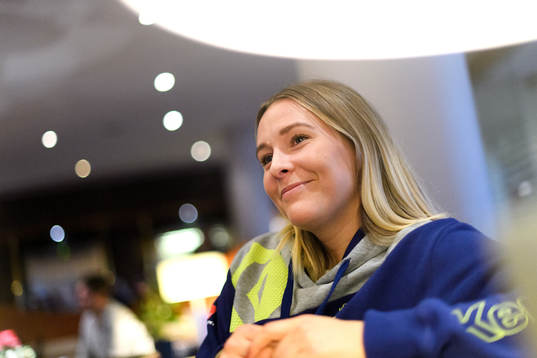 Johanna Westberg blir intervjuad på en pressträff med det