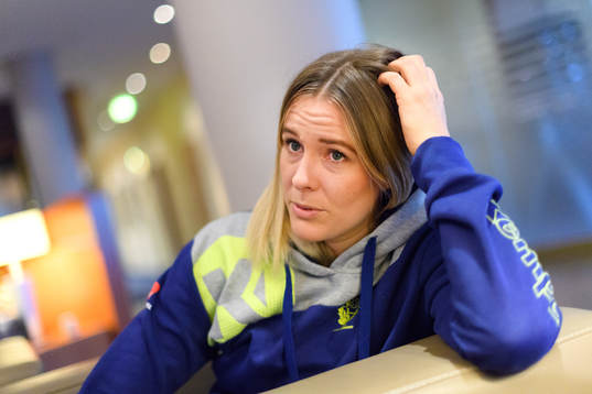 Johanna Westberg blir intervjuad på en pressträff med det
