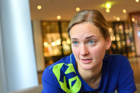 Målvakt Johanna Bundsen blir intervjuad på en pressträff