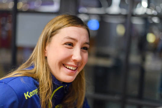 Anna Lagerquist blir intervjuad på en pressträff med det