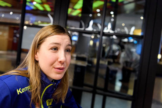 Anna Lagerquist blir intervjuad på en pressträff med det