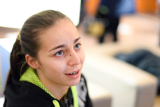 Daniela Gustin blir intervjuad på en pressträff med det