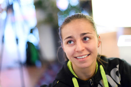 Daniela Gustin blir intervjuad på en pressträff med det