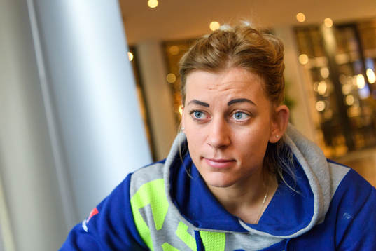 Nathalie Hagman blir intervjuad på en pressträff med det