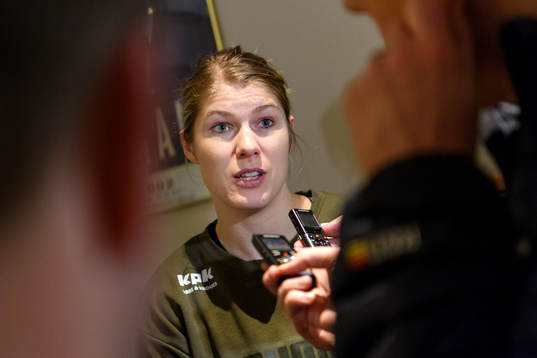 Line Jørgensen blir intervjuad på en pressträff med det