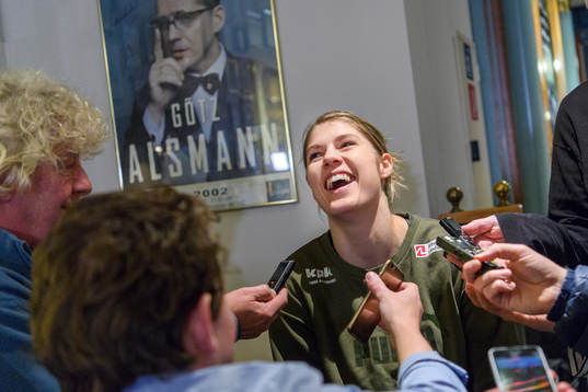 Line Jørgensen blir intervjuad på en pressträff med det